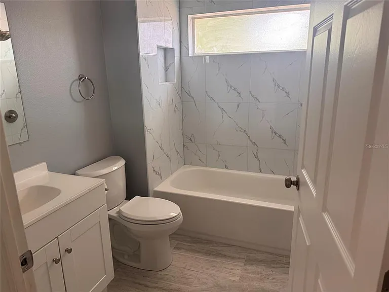 1133 E Rohe St #A — Photo 10