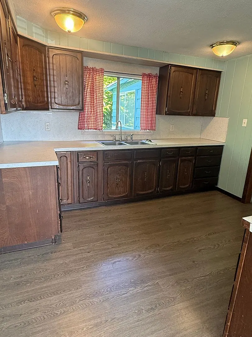Spacious 3-Bedroom with Covered Storage in North Bend — Photo 4