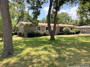 927 E Ireland St, Seguin, TX 78155