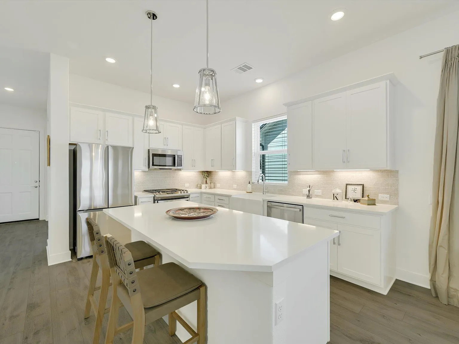 3 bed, 2.0 bath, 1656 sqft, $2,350 — Photo 2