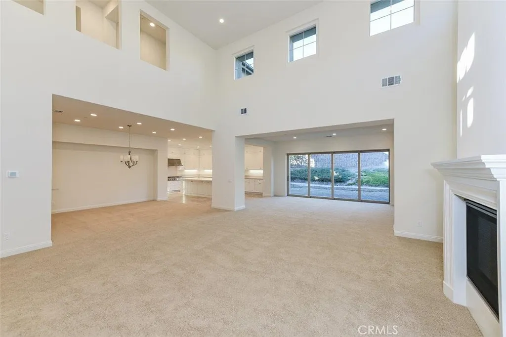 4 bed, 4.5 bath, 4233 sqft, $7,500 — Photo 4