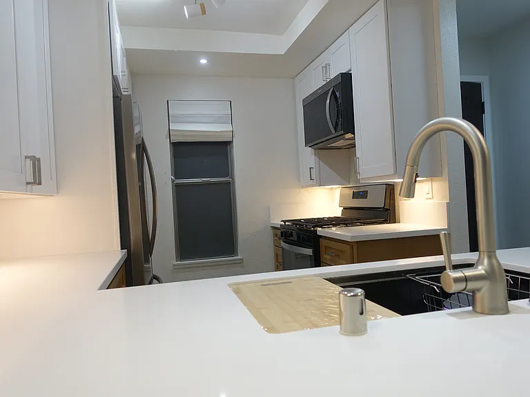 Kitchen: Undercabinet lighting