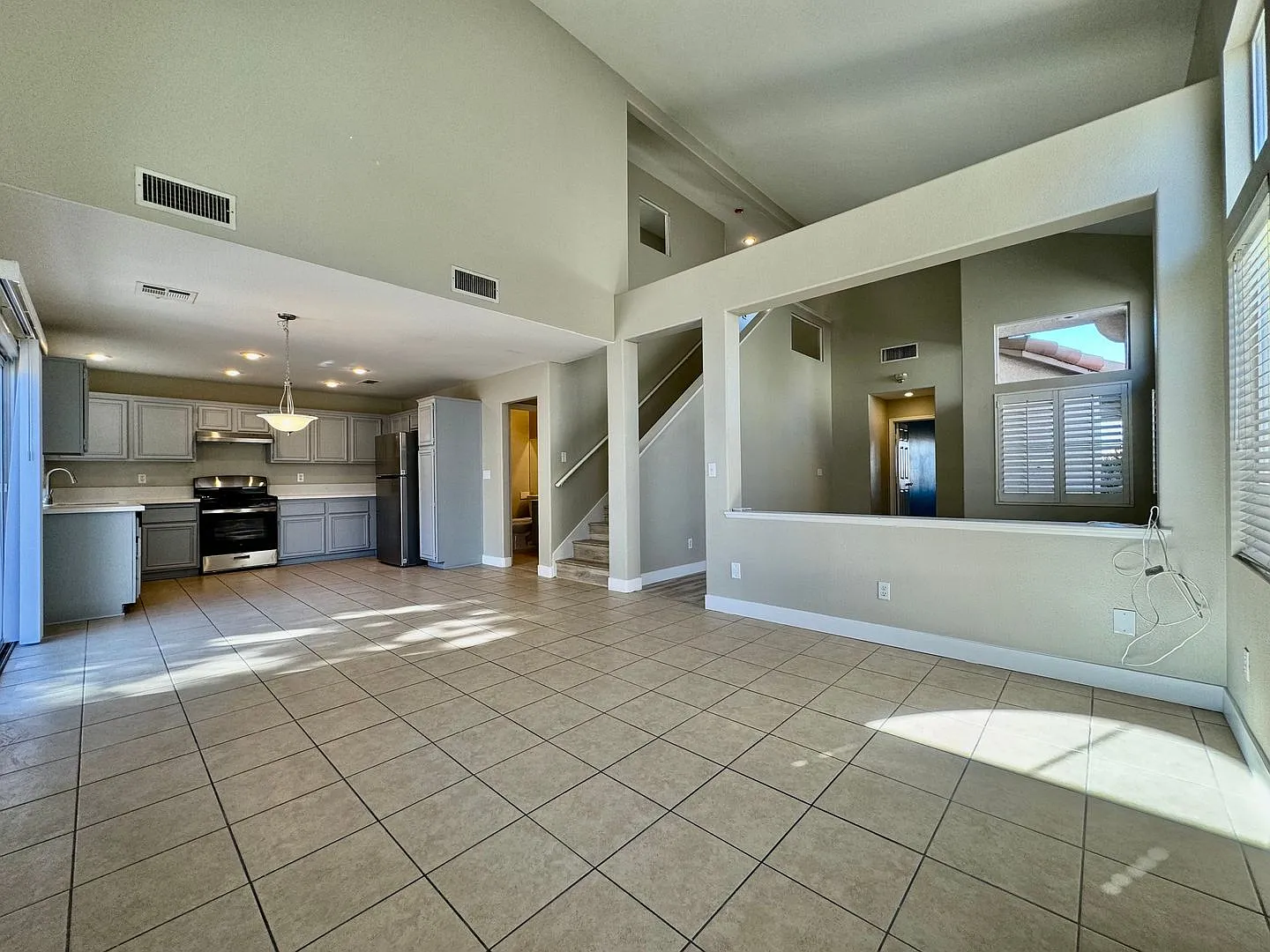 Freshly Upgraded - 5 Bedroom House - For Rent — Photo 3