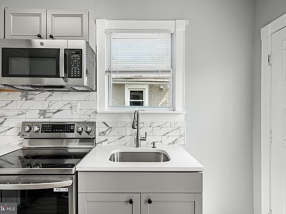 5th image of 902 Charles St
