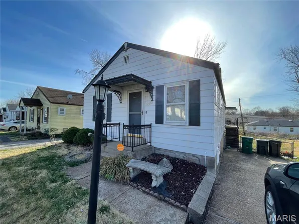 9855 Green Valley Dr, Saint Louis, MO 63136