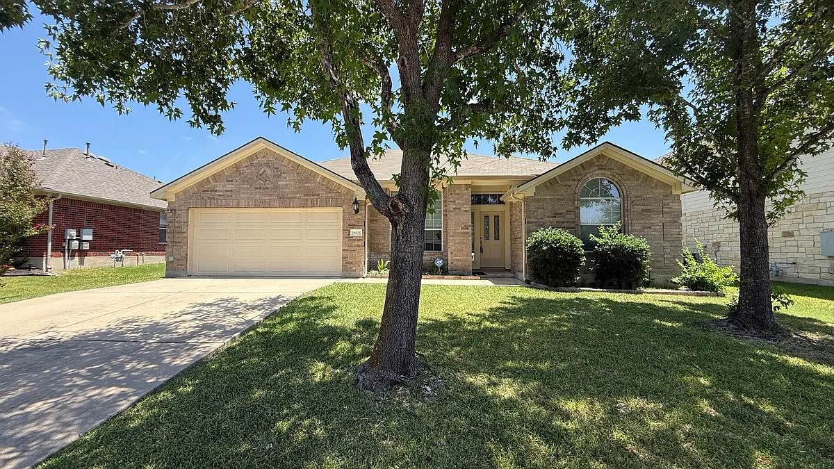 3 bed, 2.0 bath, 1826 sqft, $2,095 — Photo 3