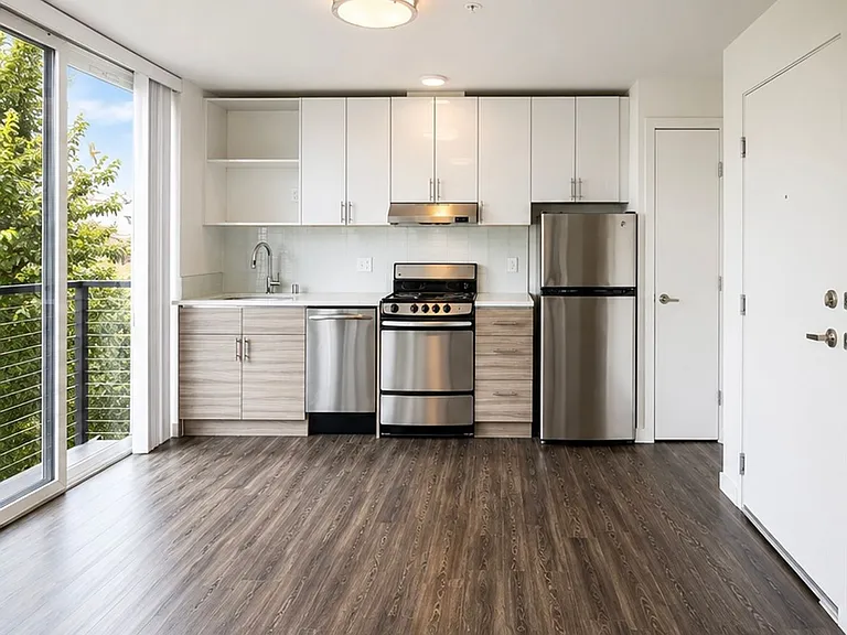 Hamilton- Your Bright, Modern City Home! — Photo 28