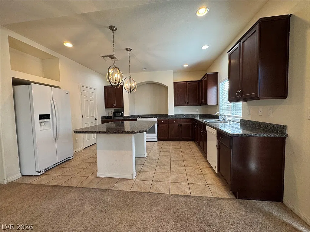 4 bed, 2.5 bath, 2890 sqft, $2,700 — Photo 3