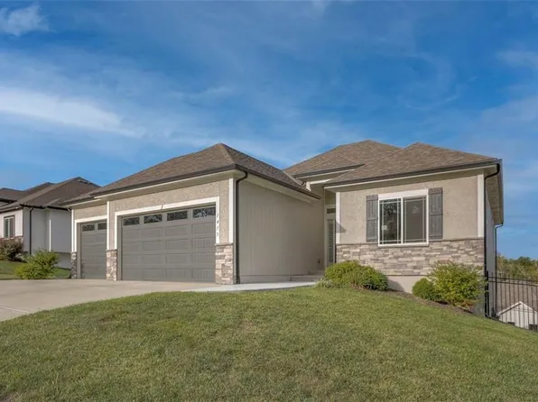 1413 NW Maple Dr, Grain Valley, MO 64029