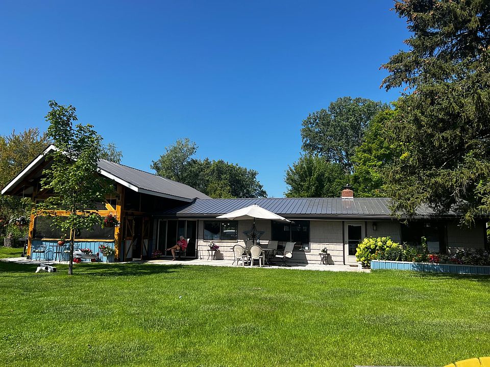 lakeside front of the house. Great patio view of the lake
