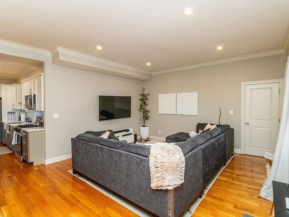 3rd image of 189 Shirley St Unit 1