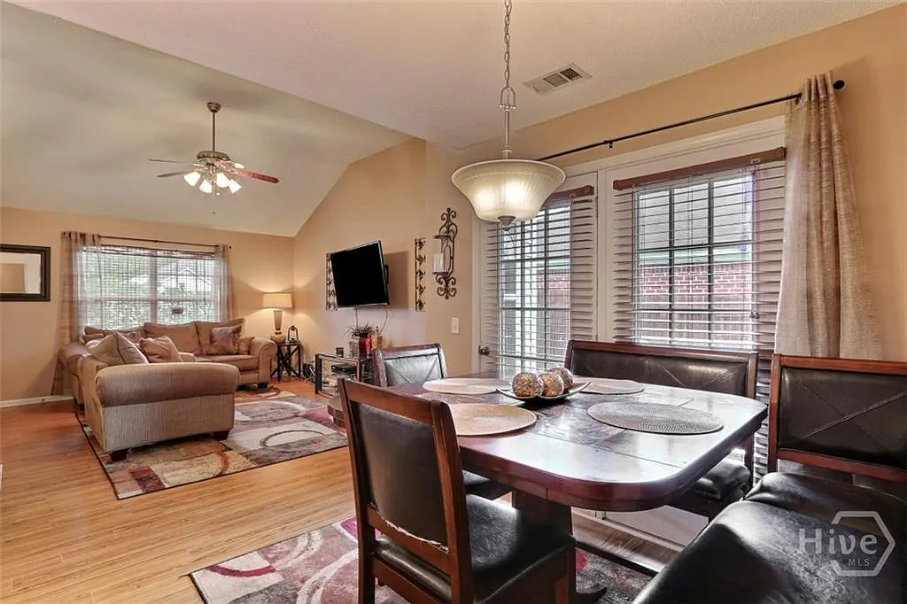 3 bed, 1221 sqft, $1,995 — Photo 4