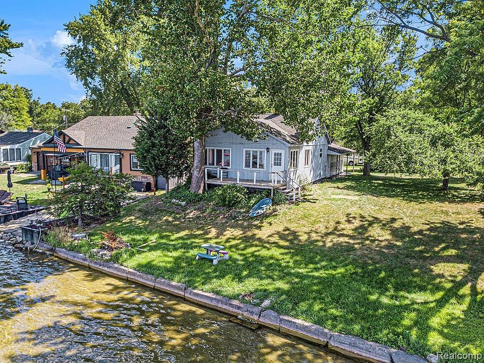 4011 Hunters Dr, Highland, MI 48356 | Zillow