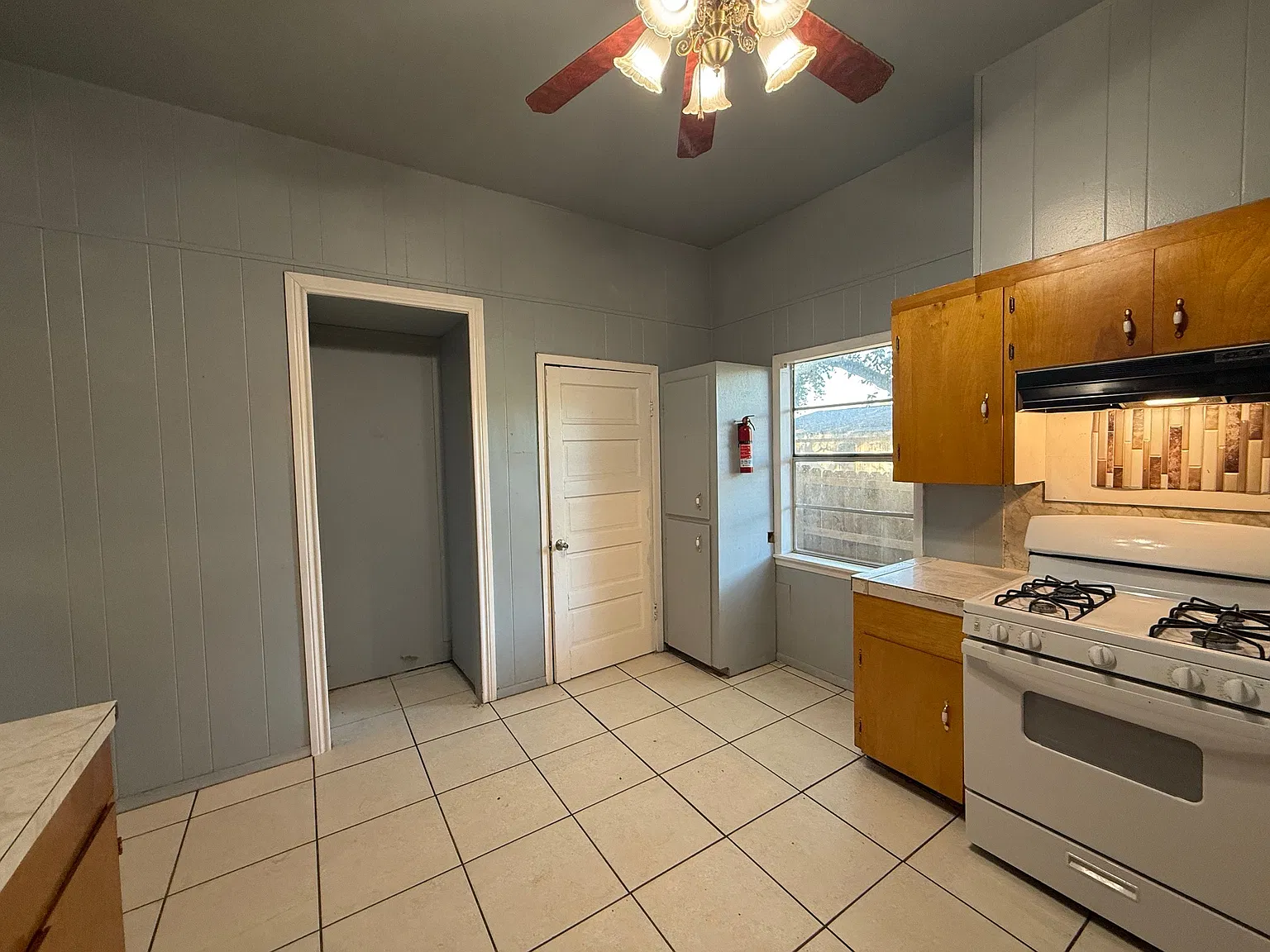 3 bed, 1854 sqft, $985 — Photo 2