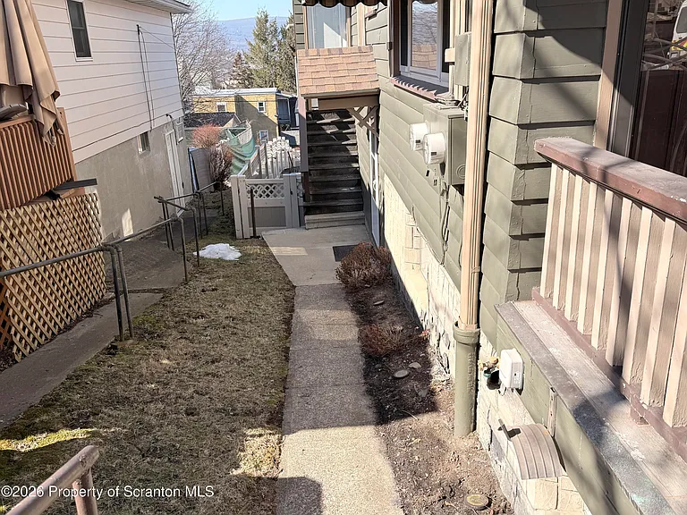 324 Crown Ave — Photo 2