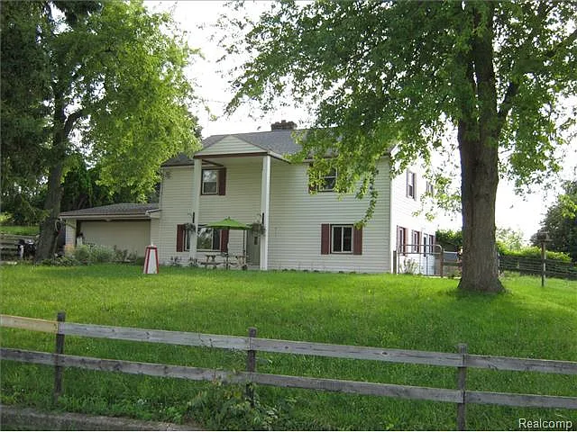 1385 Thompson Rd photo 1