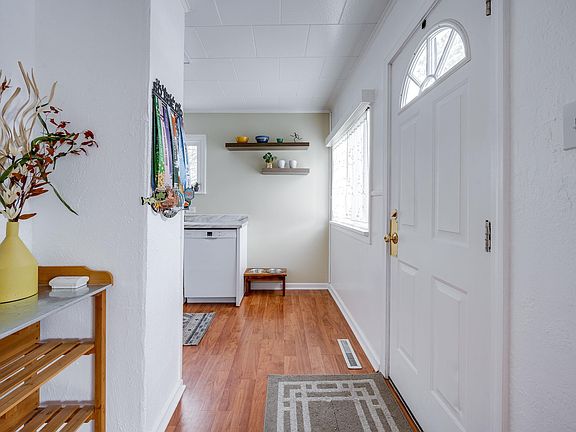 2nd image of 535 SW Summer St