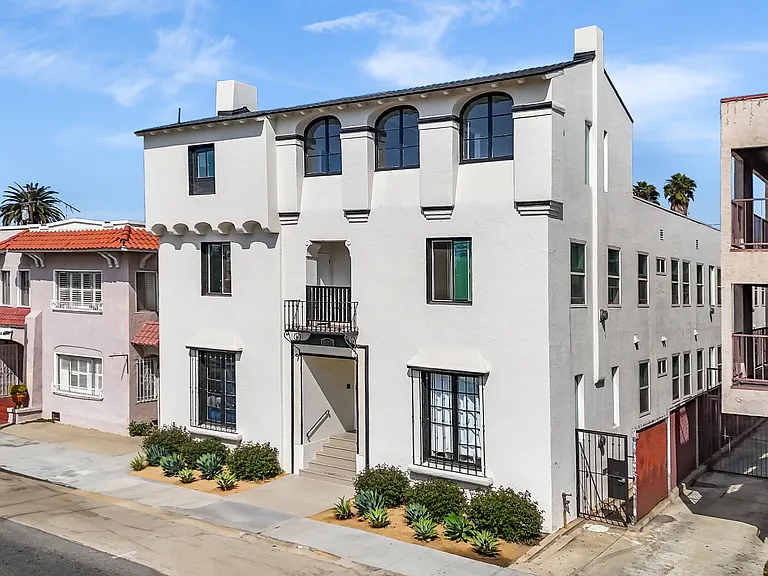 1827 E 4th St #18 — Photo 4