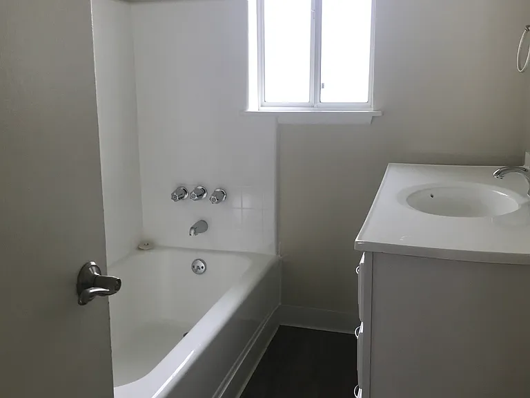 Chateau Laurel Apartments — Photo 9