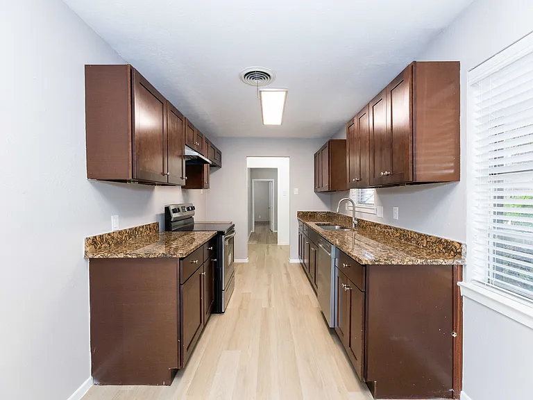 1505 McDonald Dr — Photo 9