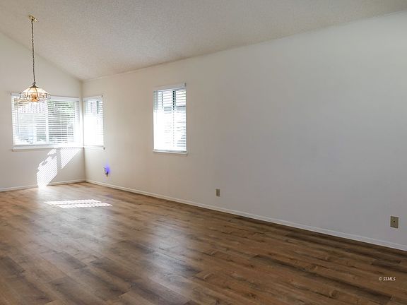 3rd image of 946 Roosevelt St