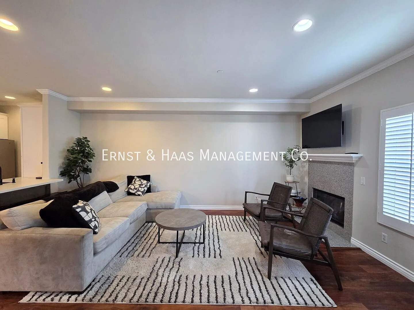 Luxury Tri-Level Townhome in Prime Bixby Knolls 3BR, 2.5BA with 2-Car Garage! Do you like this pe... — Photo 4