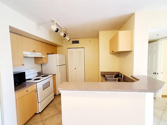 5th image of 111 Villa Cir #111