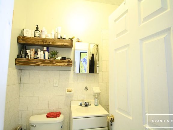 4th image of 454 Greene Ave #2A