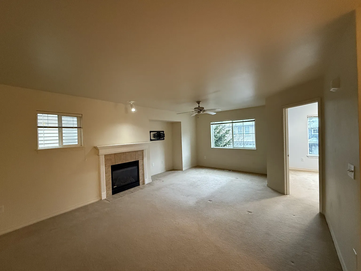 3 bed, 2.5 bath, 1700 sqft, $3,200 — Photo 3