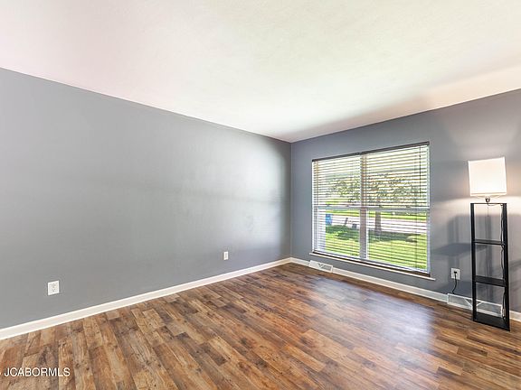 3rd image of 1512 Fairlawn Ct