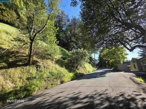 6386 Longcroft Dr, Oakland, CA 94611