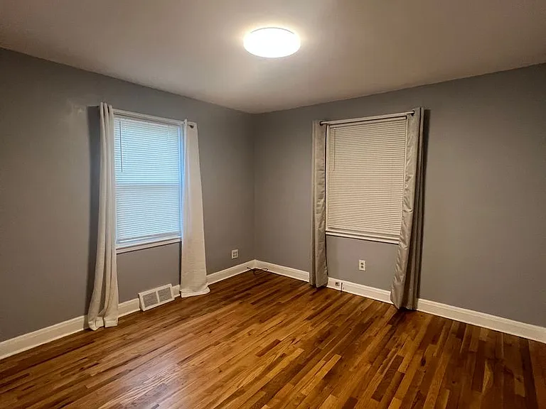 2518 Linwood Rd — Photo 9
