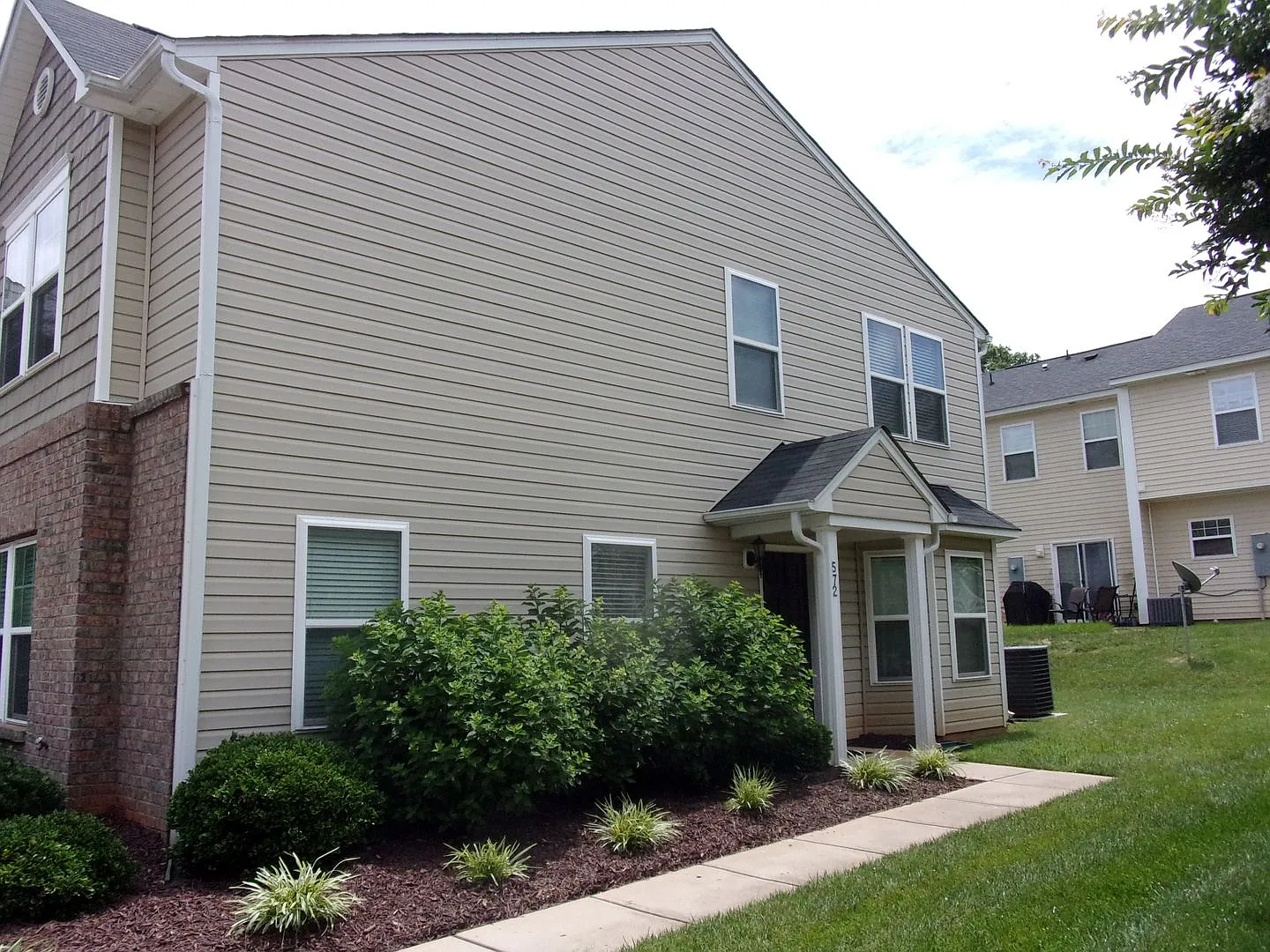 Beautiful 3 Bedroom 2 1/2 Bath End Unit Townhome in Brambleton Neighborhood — Photo 4