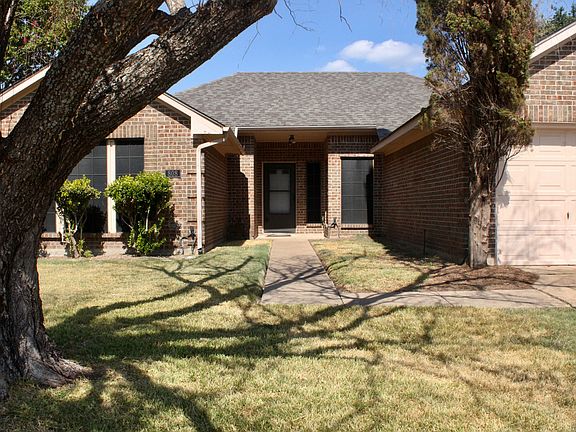 3rd image of 808 Bridgewater Ln