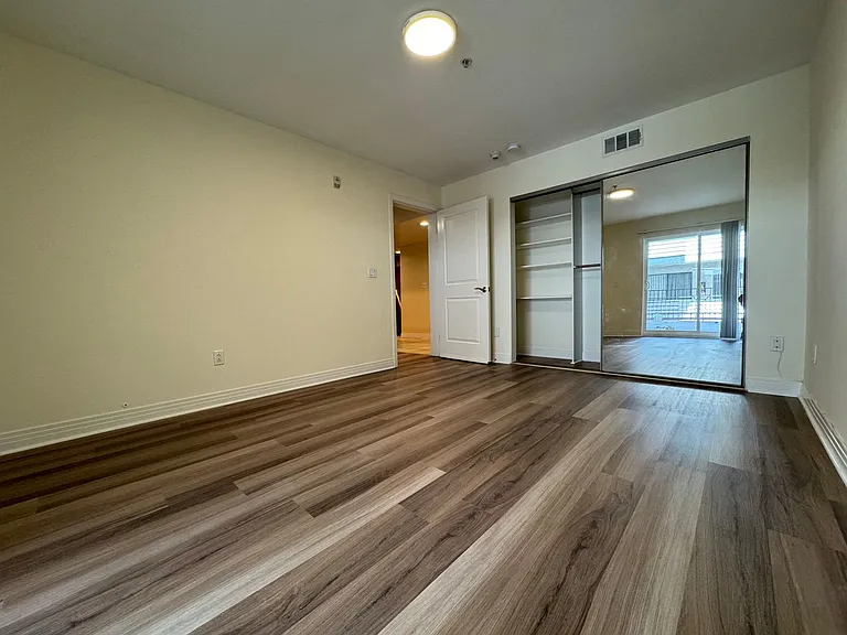 L'Gallia Studio City Apartments — Photo 13