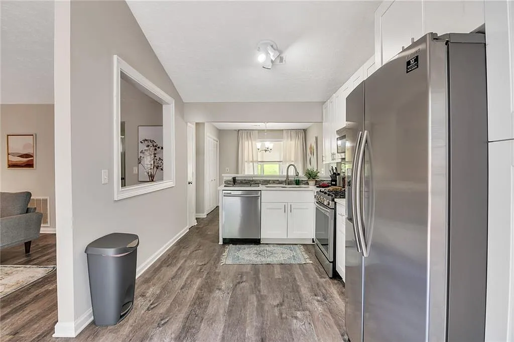 3 bed, 2.0 bath, 1682 sqft, $5,250 — Photo 4
