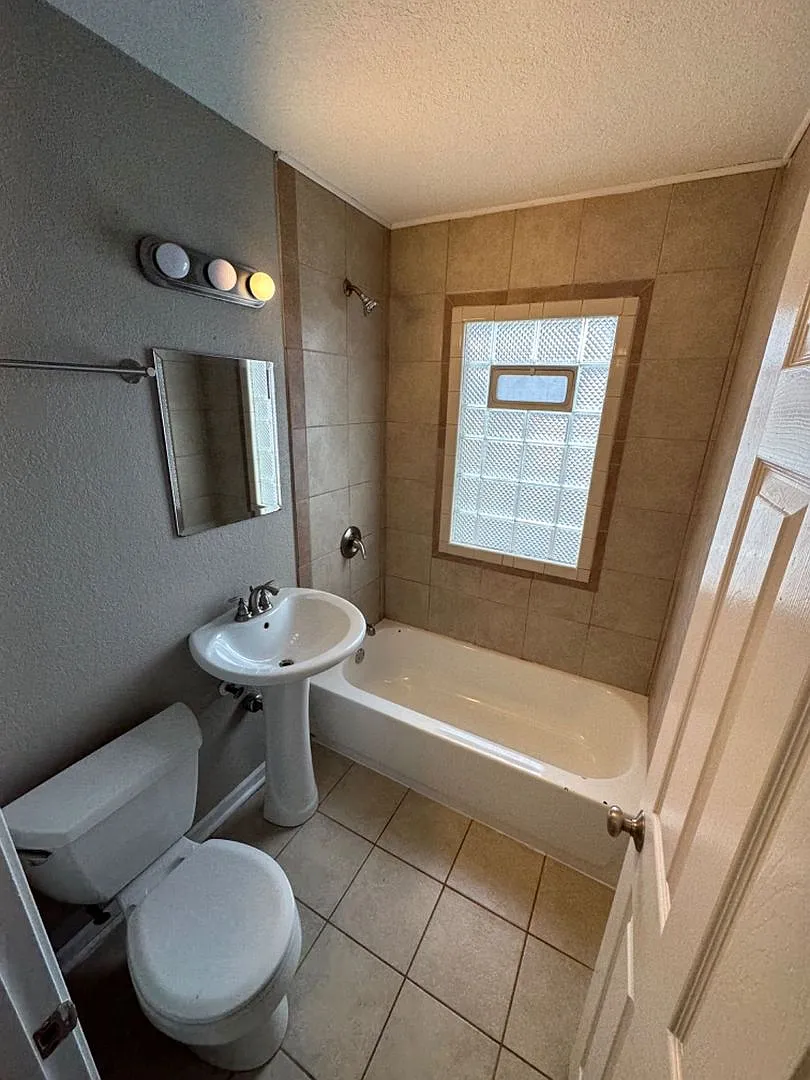 1243 Glenview Ave (4 unit) — Photo 2