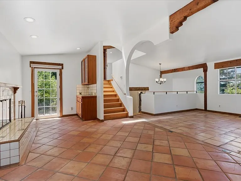 930 Valley View Dr — Photo 6