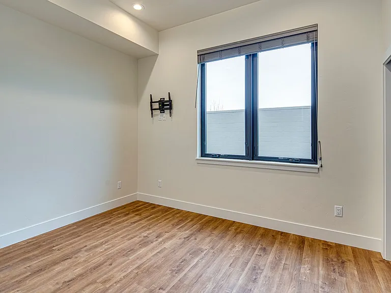 Bank Commons — Photo 16