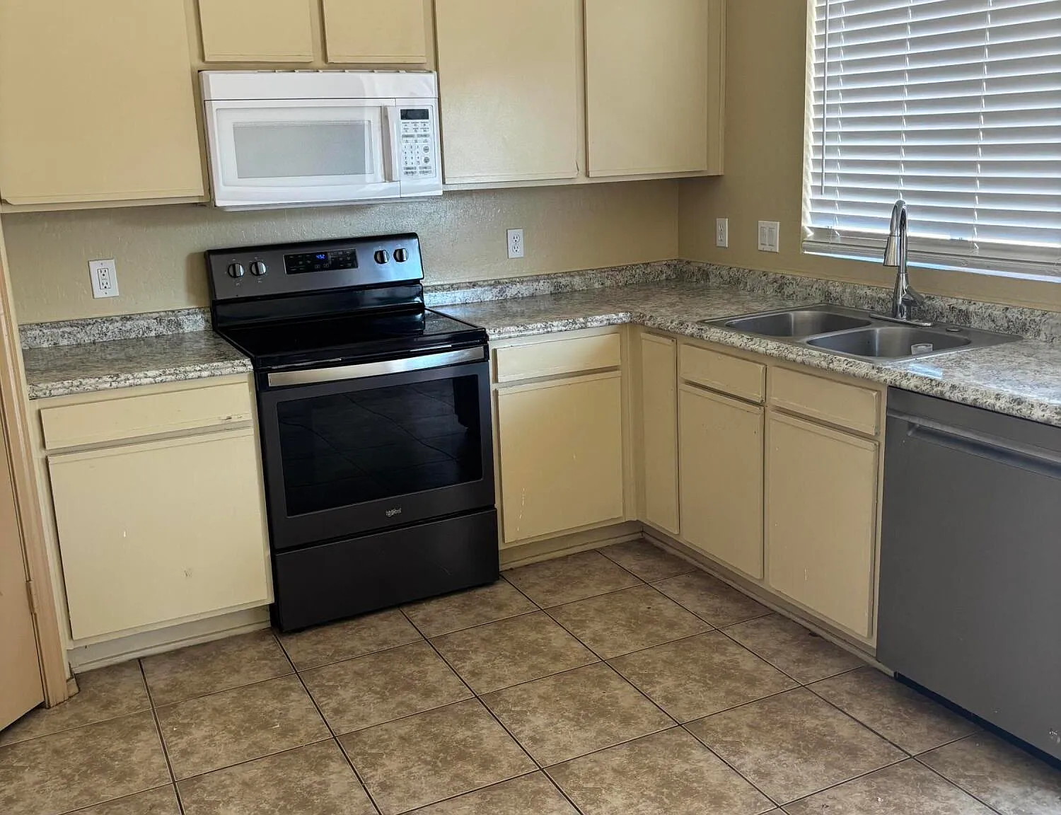 3 bed, 2.0 bath, 1090 sqft, $1,695 — Photo 3