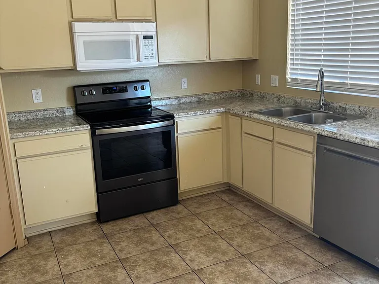 12625 W Paradise Dr — Photo 3