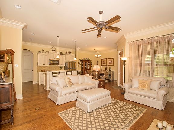5th image of 200 Rosemary Pl