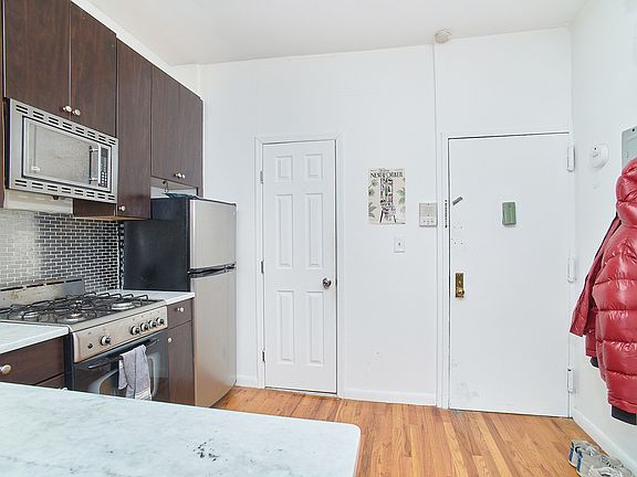4th image of 267 E 10th St APT 4