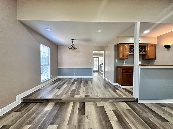 4th image of 1108 Warwick Dr