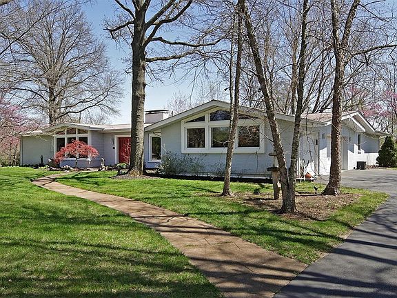 2nd image of 2 Ladue Estates Dr