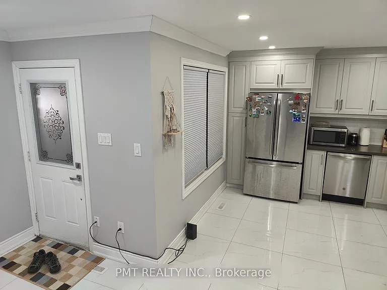73 Greene Dr — Photo 2