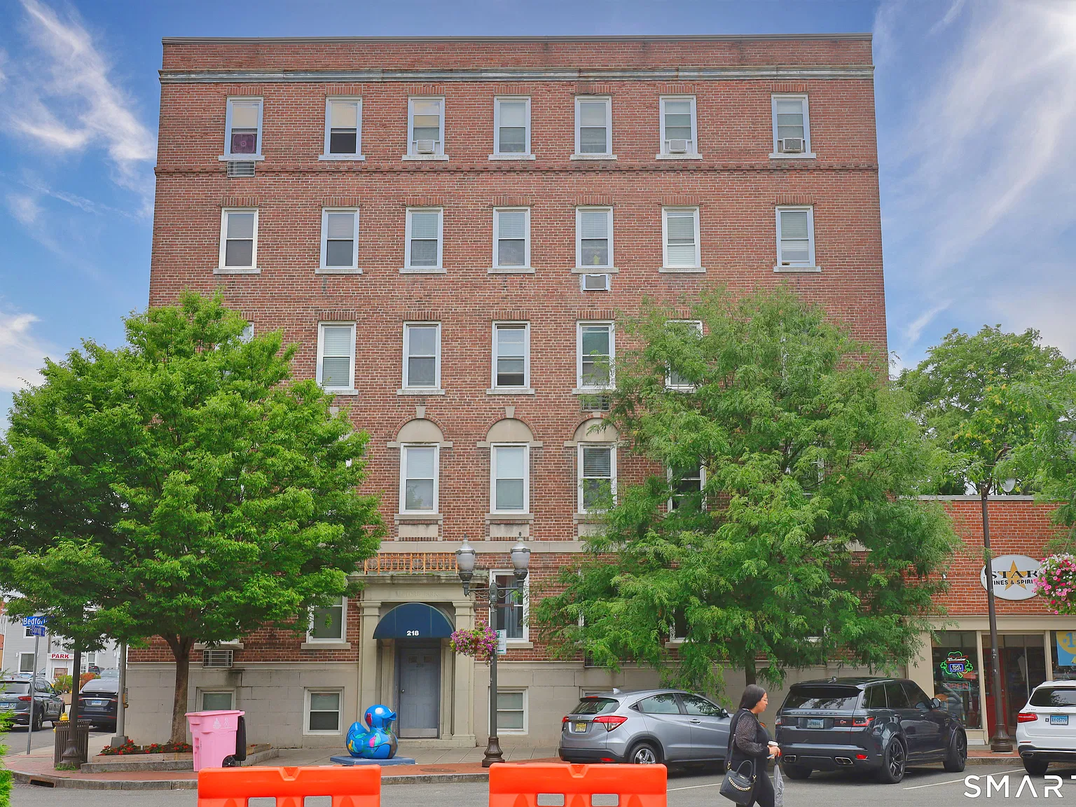 2 bed, 1.0 bath, 689 sqft, $2,975 — Photo 2