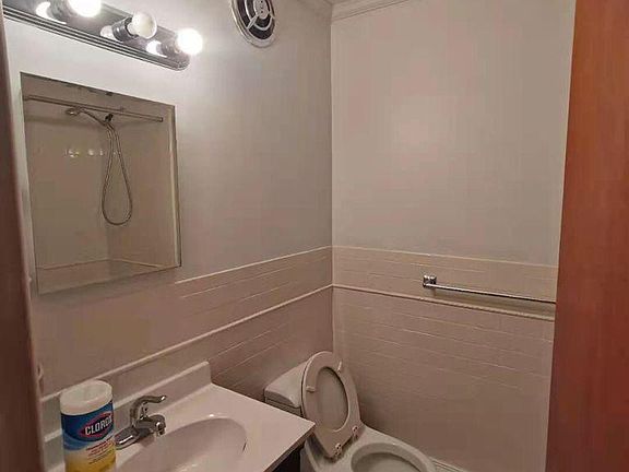 3rd image of 600 Lakeville Rd APT 1