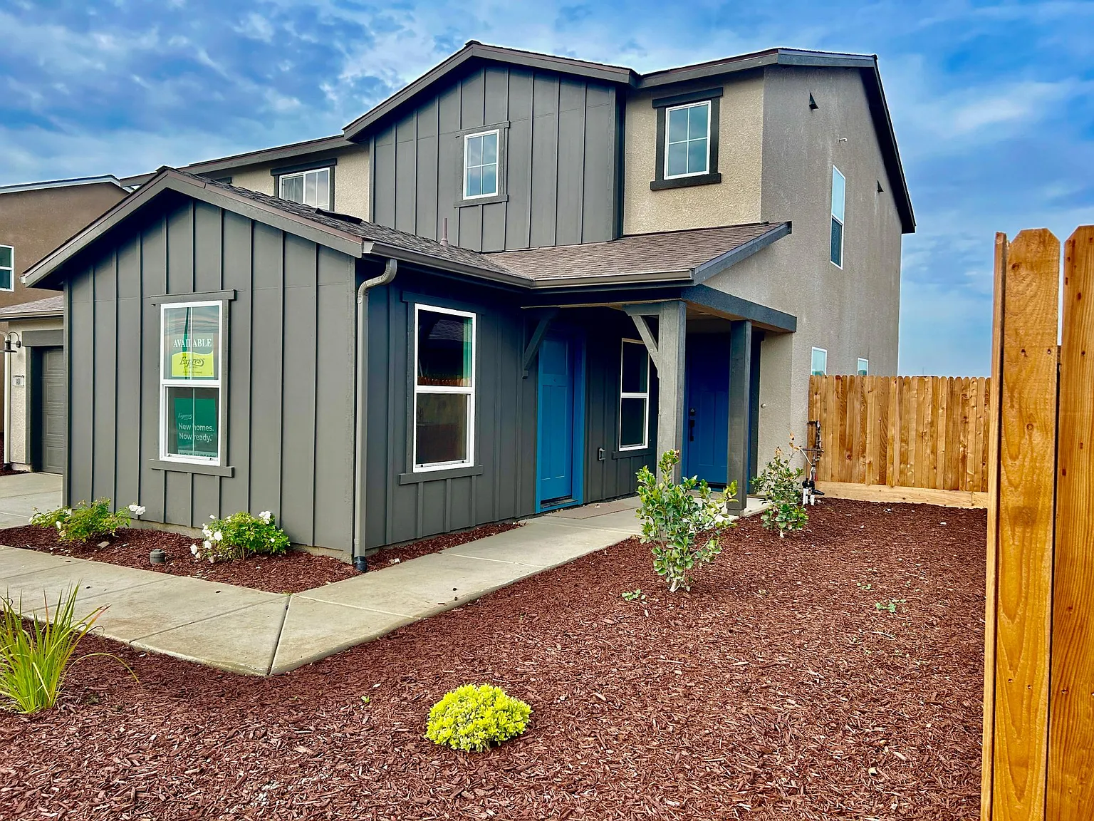 143 Grand View Ct — Photo 1