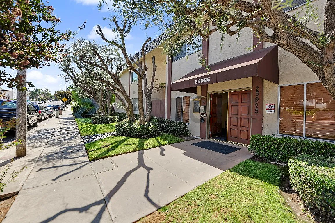 2 bed, 808 sqft, $2,550 — Photo 2